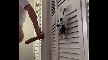 Buen culo grande y rico jugando con su dildo...