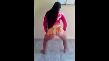 NOVINHA DANÇANDO FUNK SHORTINHO CRAVADO NO RABO BUNDA GRANDE