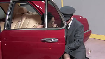 車の中で女性とセックスしながらもシャツとネクタイを着用したままの男