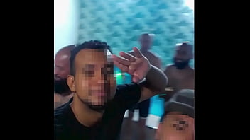 Bombeiro na suruba com vários machos