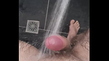 Garoto Se Diverte No Banho Com Chuveirinho Ate Gozar Bem Gostoso...