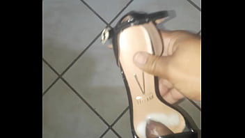 Gozando Na Sandalia...