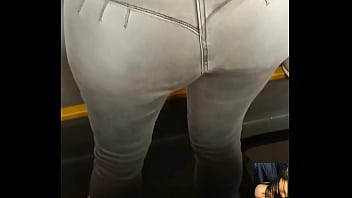 Perra Culona En El Bus Con Jeans...