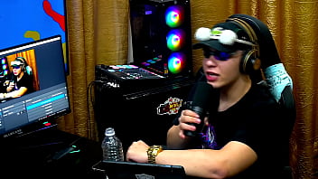 Tätowierte Emy & Tifany zeigen freche Nippel - Zwei geile Luder beim heißen Podcast! Komplette Show!