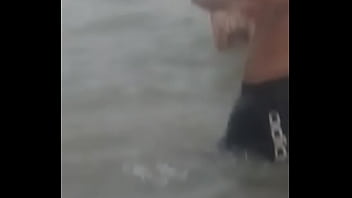 Negão fazendo dança do acasalamento e branca fudida rindo e mamando