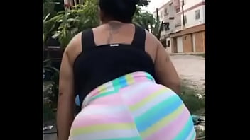 Putona do bairro mostrando sua raba grande