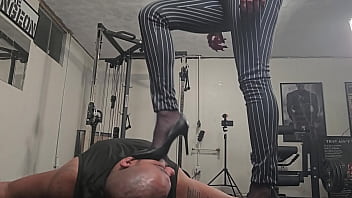 Inkasso-Göttin kniet für Tribut-Fick