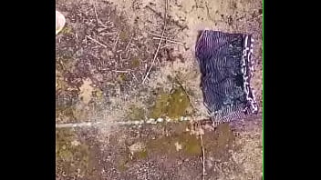 Mijando cueca vermelha