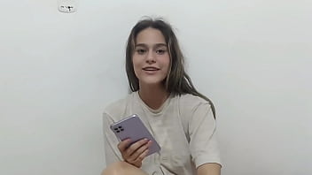 LLEGO AL CUARTO DE MI PEQUEÑA HERMANASTRA A LA CUAL LA ENCUENTRO EN PANTY Y LA FOLLO DURO HASTA CORRERME EN SU BOCA QUE BUENA FOLLADA - PORNO EN ESPANOL