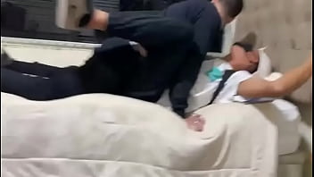 Novinhos fodendo enquanto amiga filma escondido
