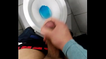 Paja en el baño del trabajo