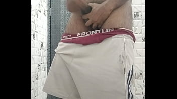 Dreckige Handarbeit, enge Shorts-Lockerung