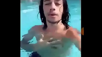 Laranjinha tomando no cu na piscina dos deuses