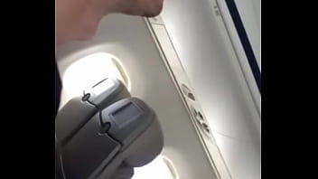 Flagra de barraca armada dentro do avião