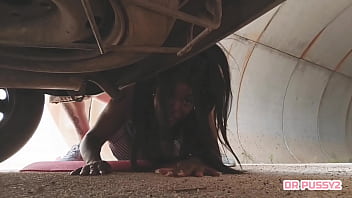 AFRICAN WOMAN WITHOUT PANTIES HAS HER CAR BREAKDOWN AND WHEN SHE BENDS DOWN TO SEE THE PROBLEM, SHE IS SURPRISED BY A STRANGER WITH A HARD COCK WHO FUCKS HER IN HER HOT AND JUICY PUSSY IN VARIOUS POSITIONS WITHOUT A SHIRT