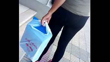 Grabo Un Rico Culo En Leggins Negros En La Fila Del Banco...