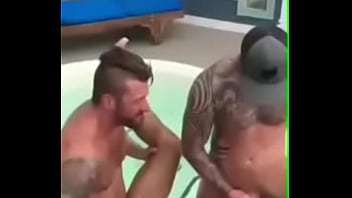 Se Divertindo Na Praia De Nudismo...