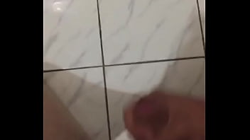 Muchacho masturbándose en el baño