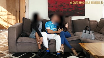 セクシーなラテン系女性2人が彼の新妻になるために3Pで競い合う