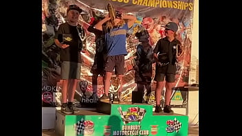 Rapaz tira o próprio tênis do pé com chulé e enche de refrigerante e depois ele toma tudo e aí coloca de volta nos pés todo molhado até a meia ficou molhada. Será mais um fetiche?