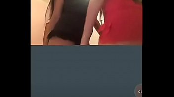 Novinhas safadinhas dançando e pagando peitinho no periscope