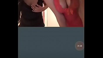 Novinhas safadinhas dançando e pagando peitinho no periscope