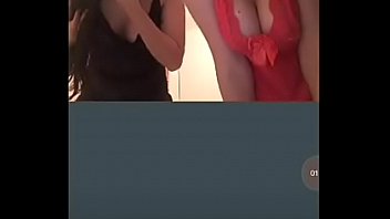 Novinhas safadinhas dançando e pagando peitinho no periscope