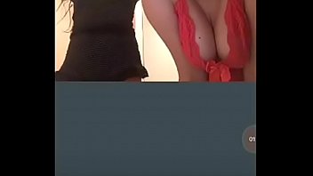 Novinhas safadinhas dançando e pagando peitinho no periscope
