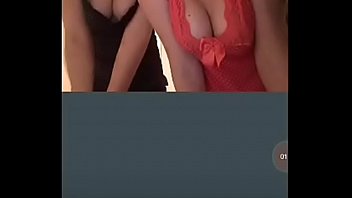 Novinhas safadinhas dançando e pagando peitinho no periscope