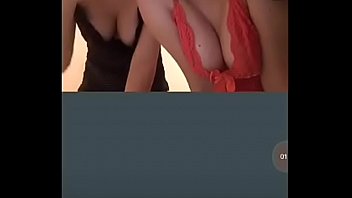 Novinhas safadinhas dançando e pagando peitinho no periscope