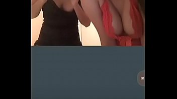 Novinhas safadinhas dançando e pagando peitinho no periscope