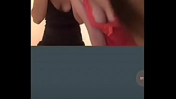 Novinhas safadinhas dançando e pagando peitinho no periscope