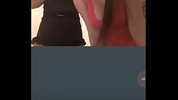 Novinhas safadinhas dançando e pagando peitinho no periscope