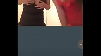 Novinhas safadinhas dançando e pagando peitinho no periscope