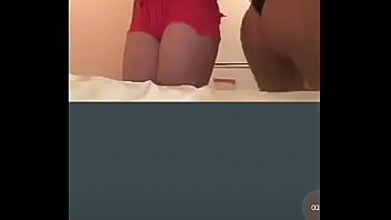 Novinhas safadinhas dançando e pagando peitinho no periscope