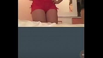 Novinhas safadinhas dançando e pagando peitinho no periscope