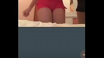 Novinhas safadinhas dançando e pagando peitinho no periscope
