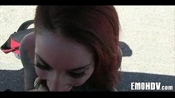 Tattooierte Gothic-Schlampe Fickt im Auto