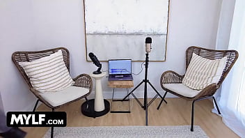 Hausfrau Dehnt Für Schwarzen Riesen-Ständer