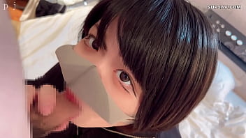 Deutsche Süße mit Kurzhaarschnitt und üppigen Naturbrüsten im Liebesspiel