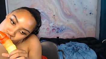 Le Jeune Papillon Kahlani Jouit Avec Son Gros Gode Arc-En-Ciel