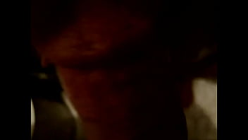 putinha preparando a rola.MPG