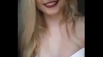 Blonde Turque Jouant Avec Sa Chatte