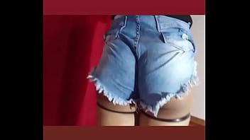 Cdzinha puta rebolando gostoso de shortinho