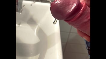 Pisser Avec Une Gaffe Dans L'évier À La Maison