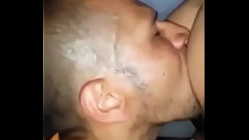 Mi papito mamandome el culito