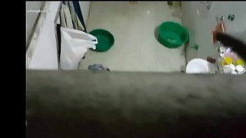 The window of the rental house’s bathroom is risking to take pictures of the girl next door, bathing and changing clothes, white skin, firm and beautiful breasts, which makes people horny. The window of the rental house’s bathroom is risking to take pictures of the girl next door, bathing and changing clothes, white skin, firm and beautiful breasts, which makes people horny.