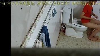 The window of the rental house’s bathroom is risking to take pictures of the girl next door, bathing and changing clothes, white skin, firm and beautiful breasts, which makes people horny. The window of the rental house’s bathroom is risking to take pictures of the girl next door, bathing and changing clothes, white skin, firm and beautiful breasts, which makes people horny.