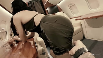Chicas desnudas calientes besándose en el jet privado para nudex