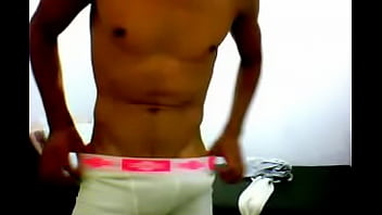 volume do magrinho com cueca branca e detalhe rosa